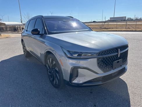 Used 2024 Lincoln Nautilus Reserve w/ Equipment Group 202A image 3