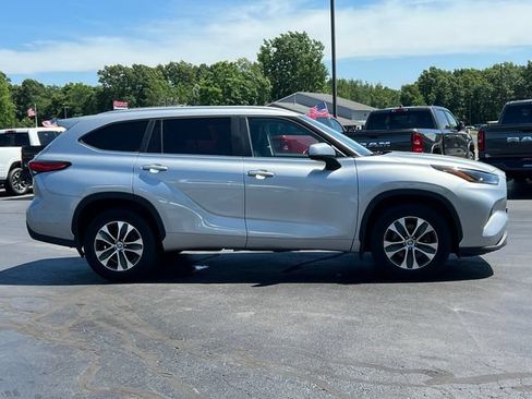 Used 2023 Toyota Highlander XLE AWD/4WD image 13