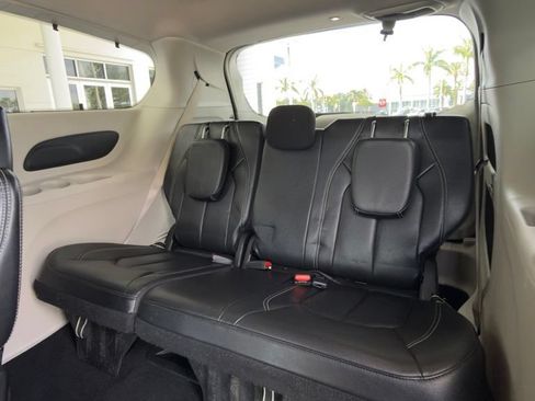 Used 2022 Chrysler Pacifica Touring-L FWD image 10