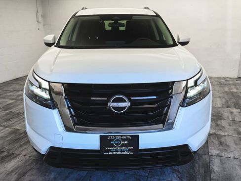 Used 2023 Nissan Pathfinder SV image 2