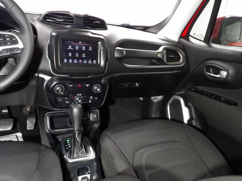 Used 2018 Jeep Renegade Latitude FWD image 13
