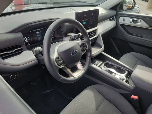 Used 2025 Ford Explorer Active image 3