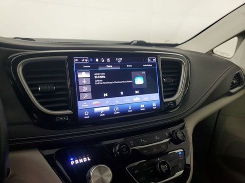 Used 2022 Chrysler Pacifica Touring-L image 6