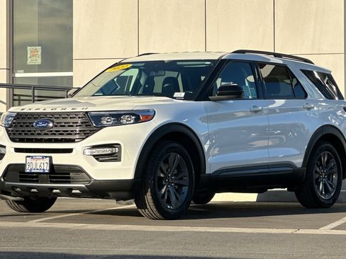 Used 2022 Ford Explorer XLT w/ Equipment Group 202A image 7