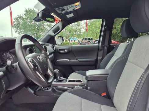 Used 2022 Toyota Tacoma TRD Off-Road AWD/4WD image 5