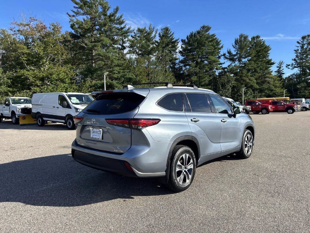 Used 2022 Toyota Highlander XLE AWD/4WD image 3