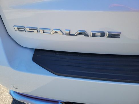 Used 2021 Cadillac Escalade Premium Luxury image 18