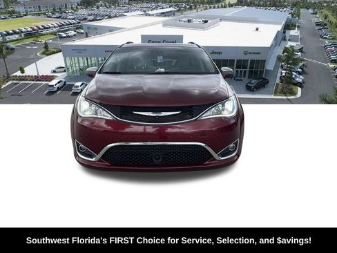 Used 2020 Chrysler Pacifica Limited w/ Tire & Wheel Group FWD image 2