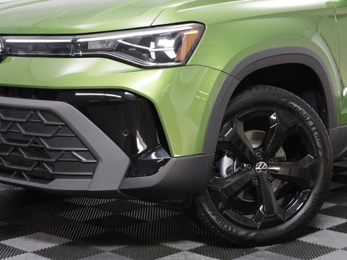 Used 2025 Volkswagen Taos SE image 3