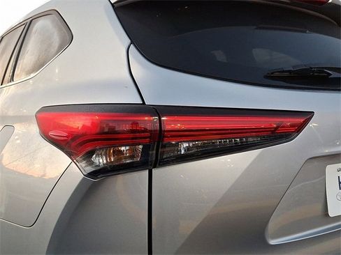 Certified 2021 Toyota Highlander XLE image 16