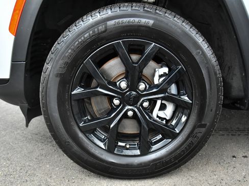 Used 2024 Jeep Grand Cherokee L Laredo AWD/4WD image 12