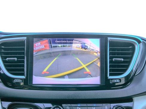 Used 2024 Chrysler Pacifica Touring-L FWD image 24
