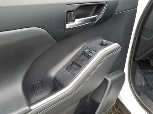 Used 2022 Toyota Highlander XLE AWD/4WD image 18