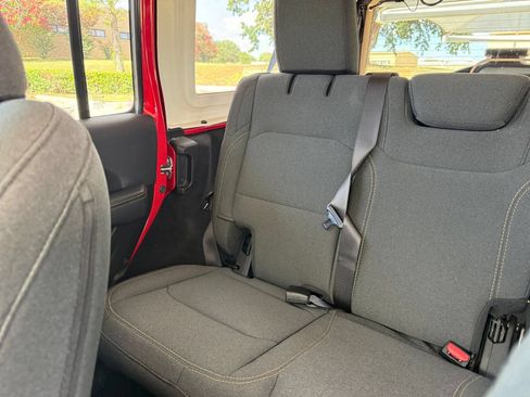 Used 2025 Jeep Wrangler Unlimited Sahara AWD/4WD image 39