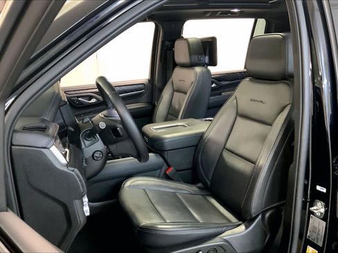 Used 2023 GMC Yukon XL Denali w/ Advanced Technology Package image 7