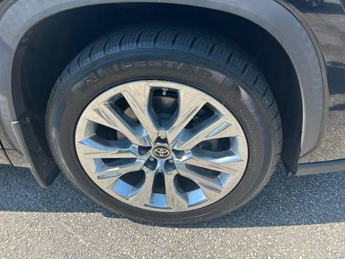 Used 2021 Toyota Highlander Limited AWD/4WD image 2