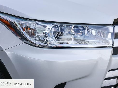 Used 2019 Toyota Highlander XLE w/ Carpet Mat Package (TMS) image 10