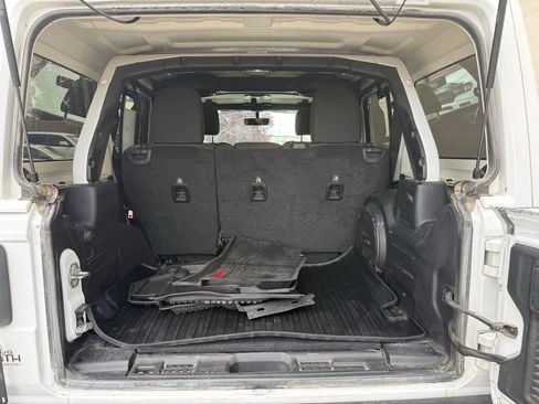 Used 2019 Jeep Wrangler Unlimited Sahara w/ Uconnect 4C Nav & Sound Group AWD/4WD image 17