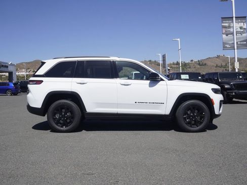New 2026 Jeep Grand Cherokee Altitude image 3