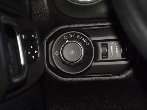 Used 2018 Jeep Wrangler Unlimited Sahara image 36