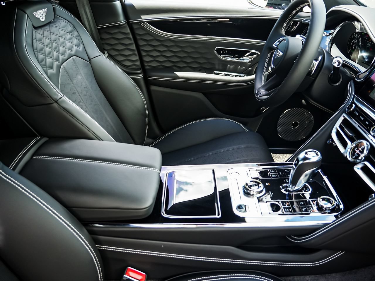 Used 2025 Bentley Flying Spur Plug-In Hybrid AWD/4WD image 32