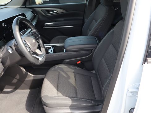 Used 2025 Chevrolet Traverse LT FWD image 16