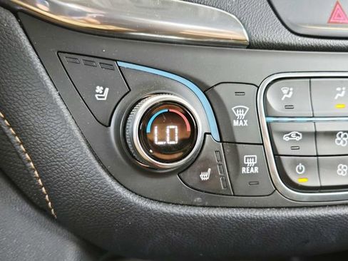 Used 2018 Chevrolet Equinox Premier FWD image 25