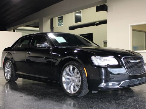 Used 2019 Chrysler 300 Limited w/ Safetytec Plus Group RWD image 2