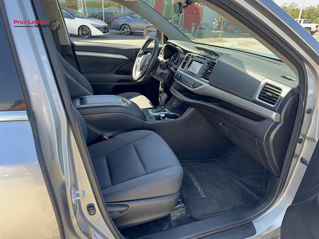 Used 2016 Toyota Highlander LE FWD image 12