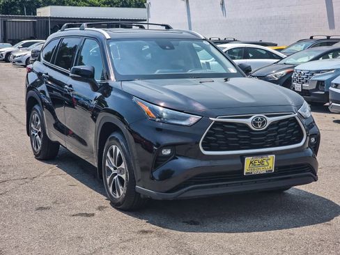 Used 2022 Toyota Highlander XLE image 3