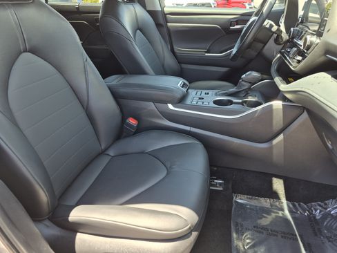 Certified 2025 Toyota Highlander XLE AWD/4WD image 24