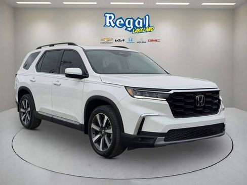 Used 2025 Honda Pilot Touring image 1