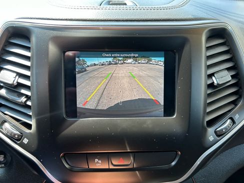 Used 2020 Jeep Cherokee Latitude Plus w/ Cold Weather Group AWD/4WD image 17