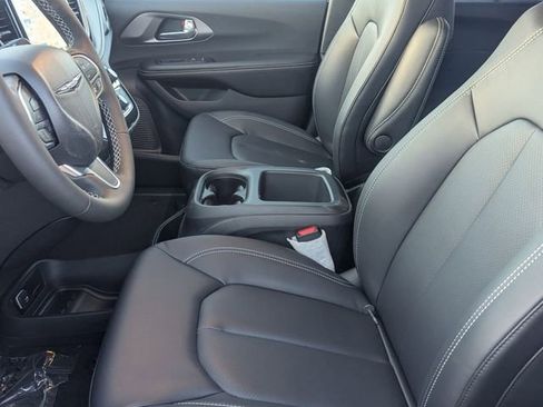 New 2026 Chrysler Pacifica Select image 7