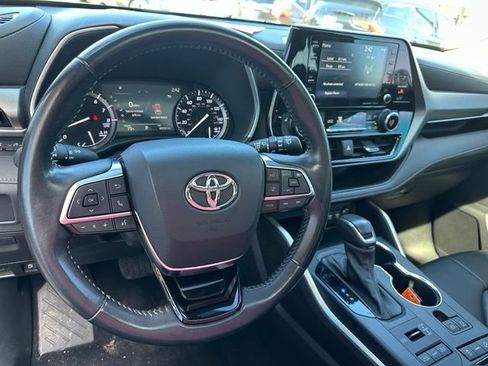 Used 2021 Toyota Highlander XLE AWD/4WD image 17