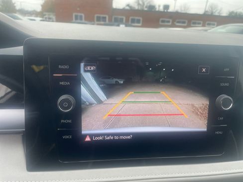 Used 2025 Volkswagen Taos SE image 17