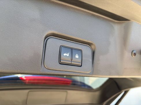 Used 2025 Nissan Rogue SV FWD image 23