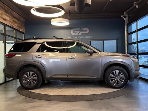 Used 2022 Nissan Pathfinder SV AWD/4WD image 2