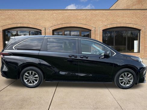 Used 2025 Toyota Sienna LE FWD image 15