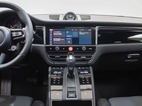 Certified 2026 Porsche Macan AWD/4WD image 18