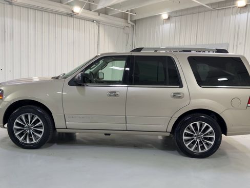 Used 2017 Lincoln Navigator Select RWD image 6