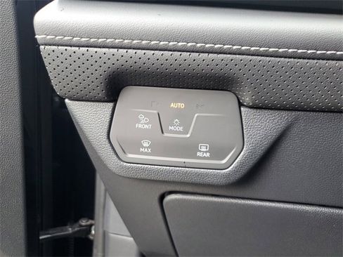 Certified 2025 Volkswagen Atlas Cross Sport SE w/ Panoramic Sunroof Package image 28