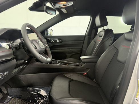 Used 2025 Jeep Compass Trailhawk AWD/4WD image 14