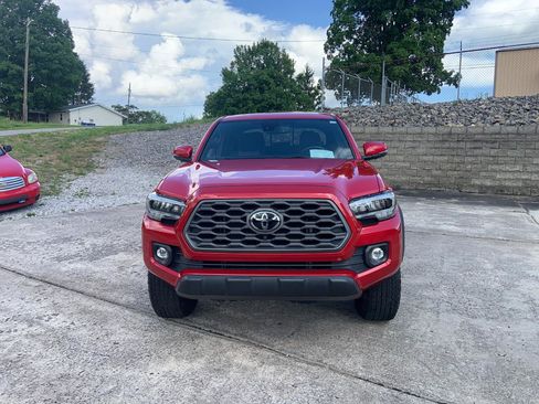 Used 2023 Toyota Tacoma TRD Off-Road w/ Advanced Technology Package AWD/4WD image 2