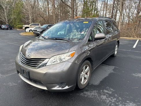 Used 2014 Toyota Sienna LE image 12
