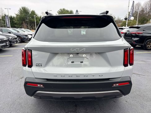 Used 2022 Kia Sorento S w/ Panoramic Sunroof Package image 4
