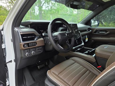 New 2026 GMC Yukon Denali Ultimate w/ LPO, Floor Liner Package AWD/4WD image 13
