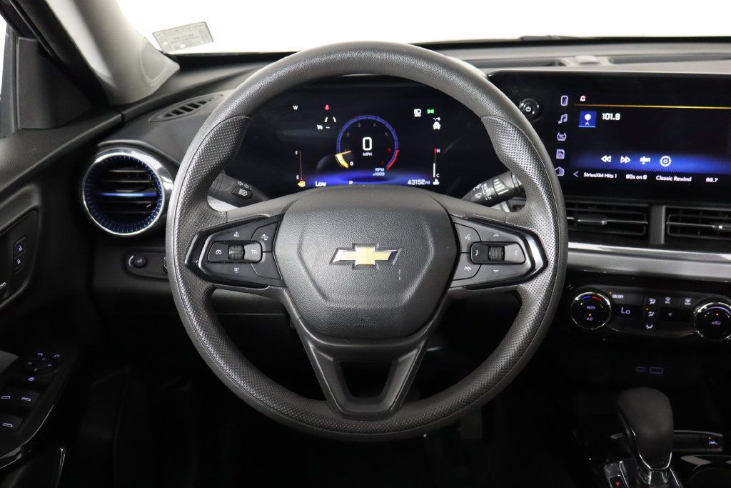 Used 2024 Chevrolet Trax LT FWD image 7