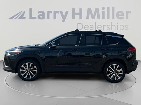 Used 2022 Toyota Corolla Cross XLE w/ Convenience Package AWD/4WD image 2