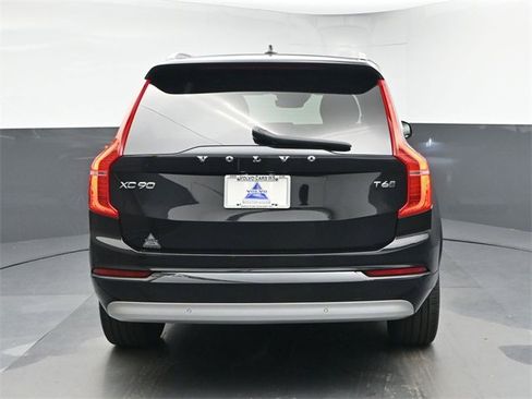 Used 2022 Volvo XC90 T6 Momentum image 7